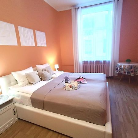 Spacious Old Town Family Peachy 2 Bedrooms Apartment, Nearby The Riga Presidential Castle Extérieur photo