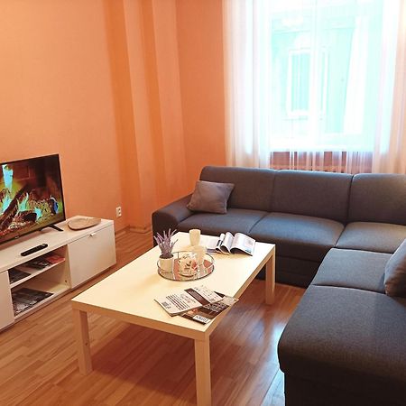 Spacious Old Town Family Peachy 2 Bedrooms Apartment, Nearby The Riga Presidential Castle Extérieur photo